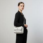 Torebka damska listonoszka crossbody biała – na ramię, miejska — 6